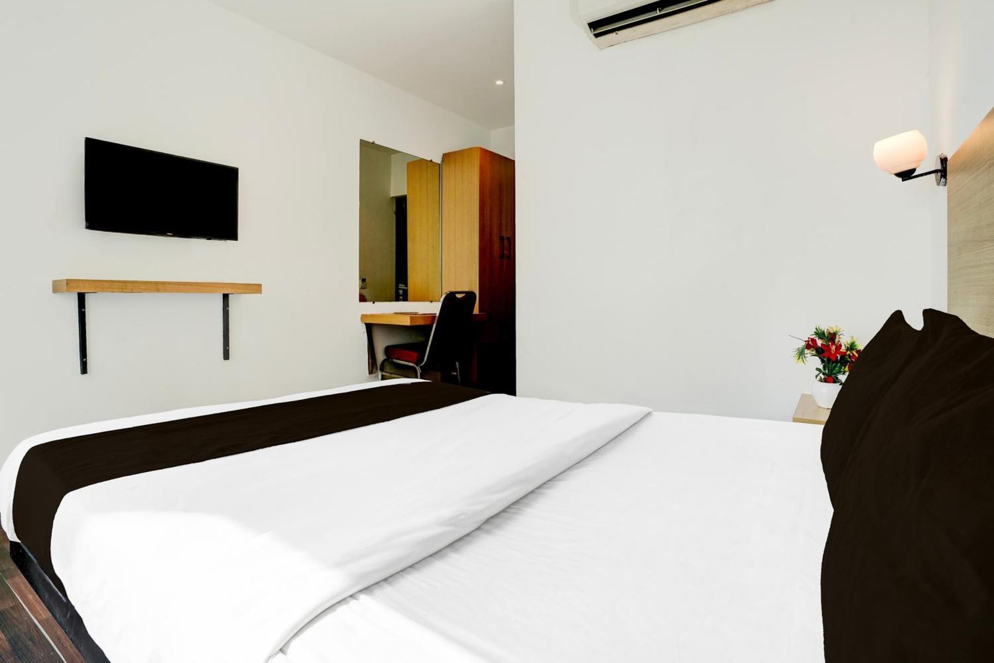 Super Townhouse Pbg Mall Vashi Turambhe Exterior photo