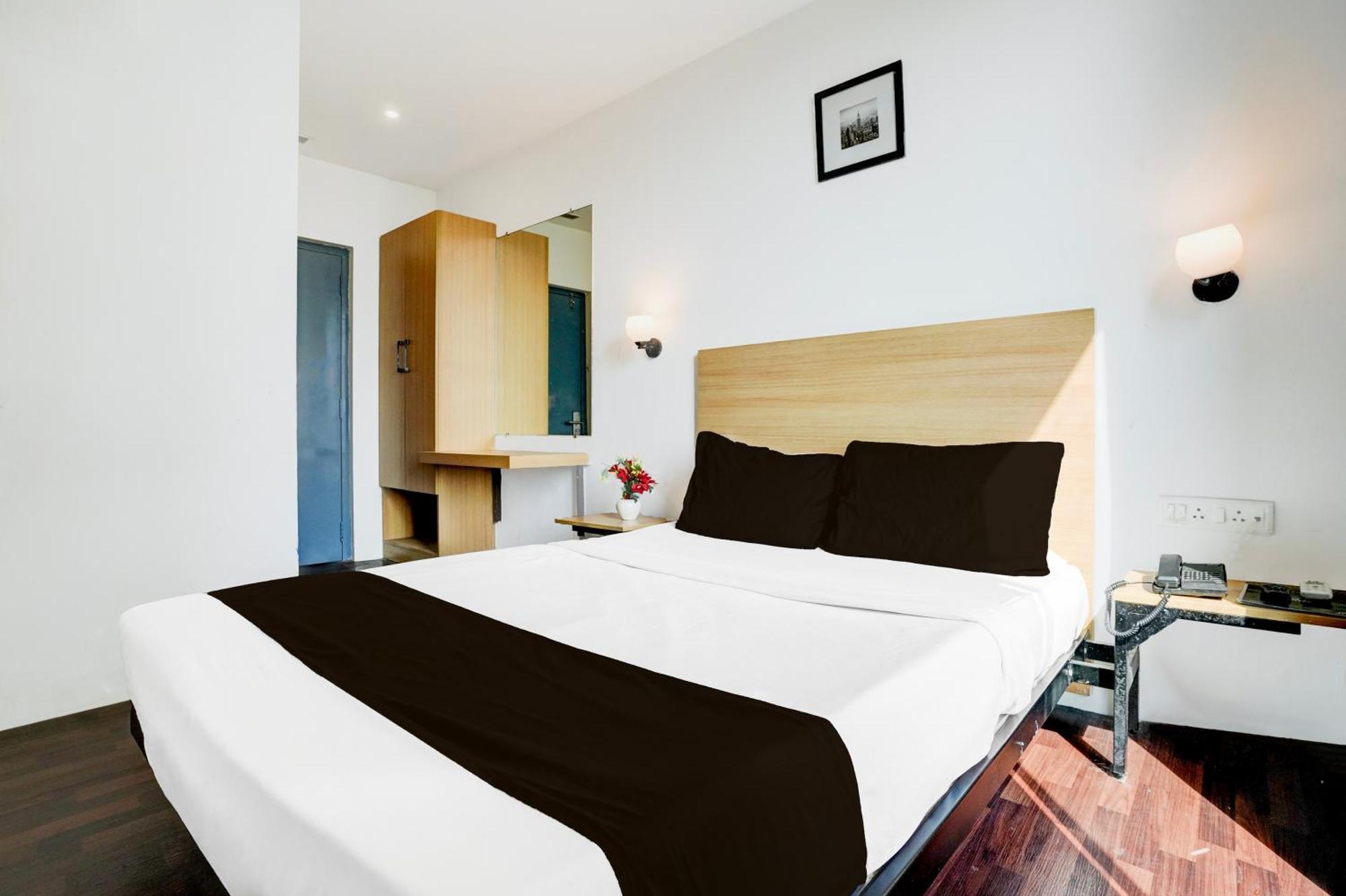 Super Townhouse Pbg Mall Vashi Turambhe Exterior photo