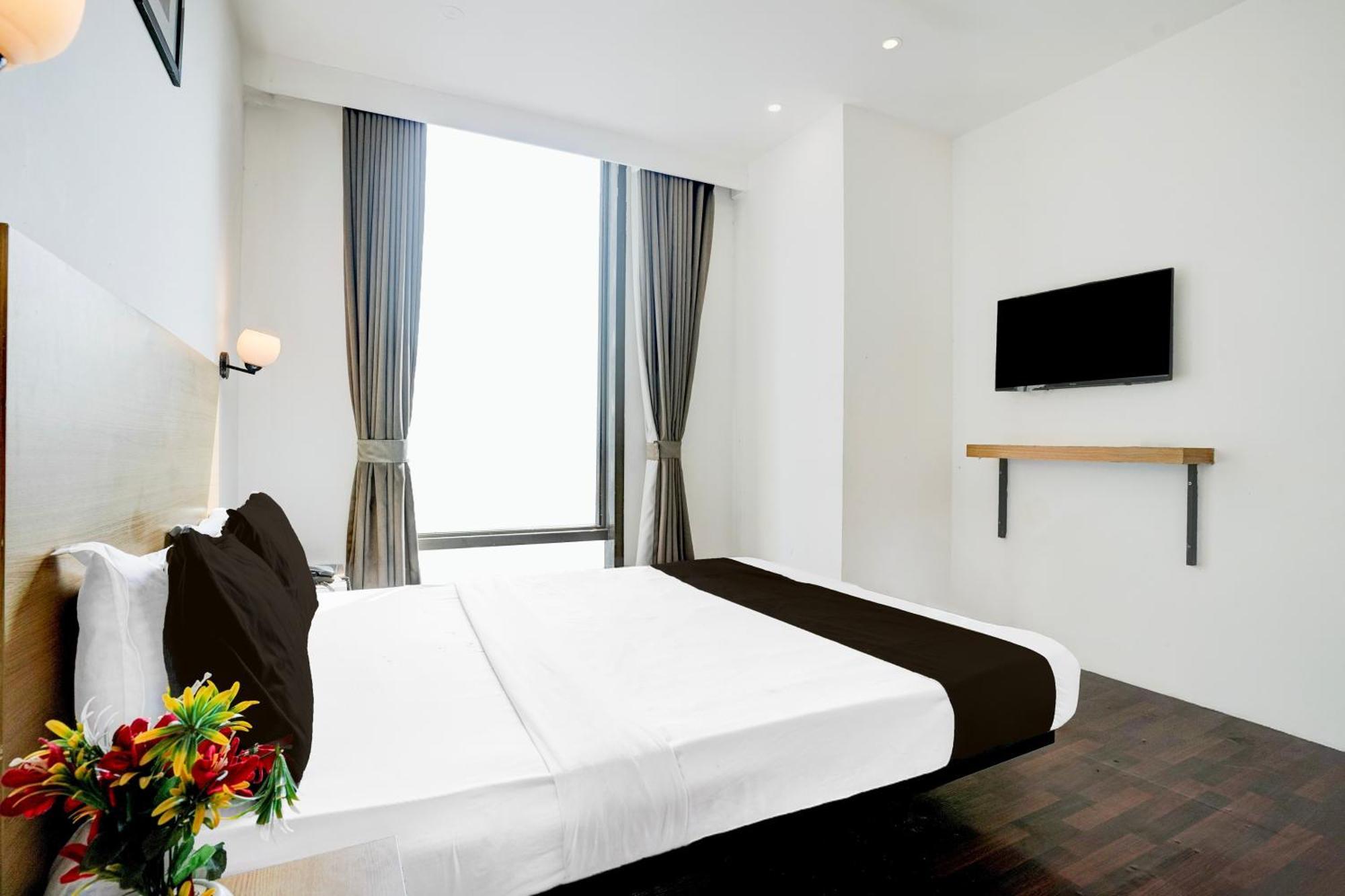 Super Townhouse Pbg Mall Vashi Turambhe Exterior photo