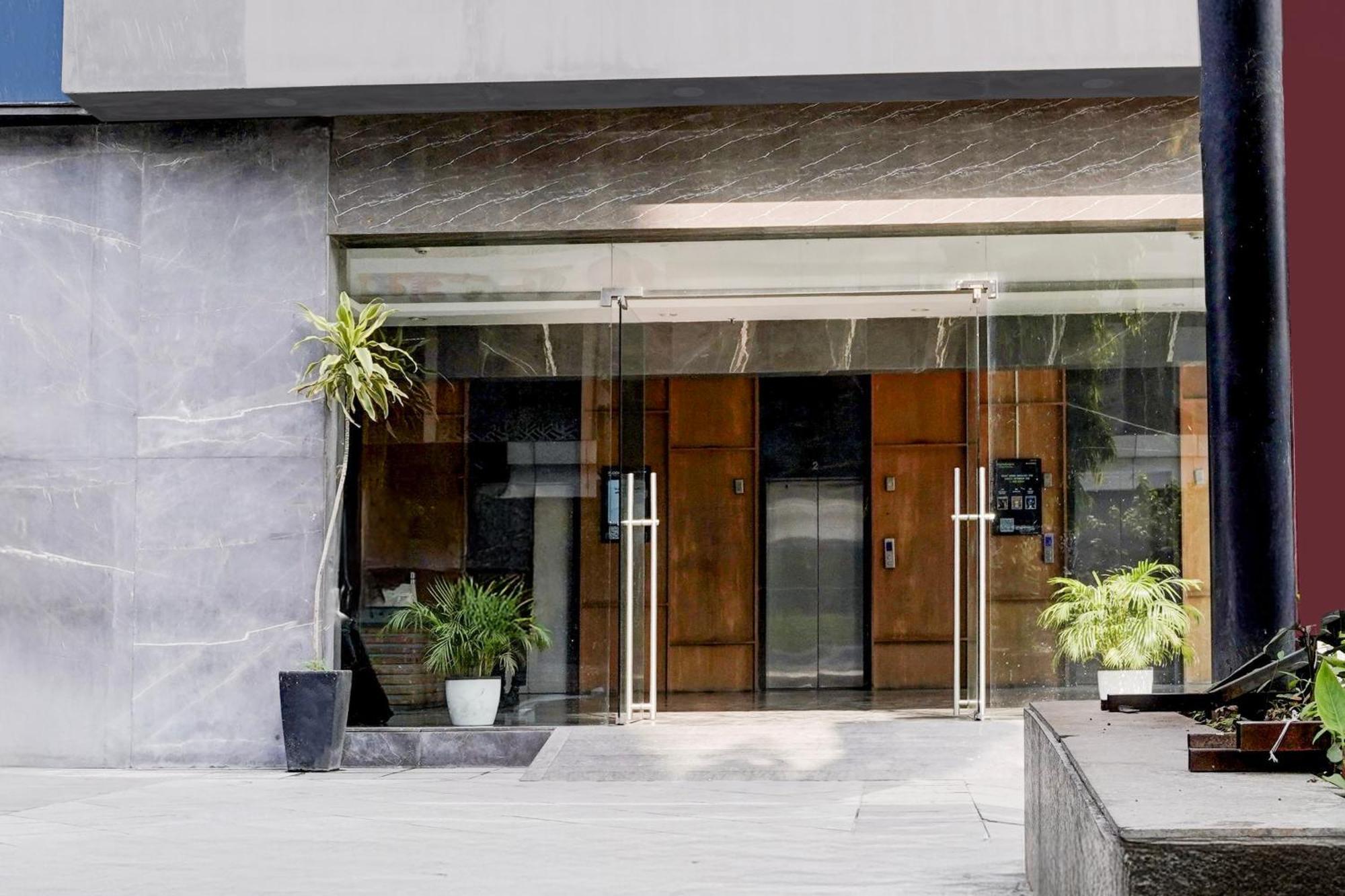 Super Townhouse Pbg Mall Vashi Turambhe Exterior photo